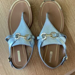Silver thong sandal with gold accent, size 7.5